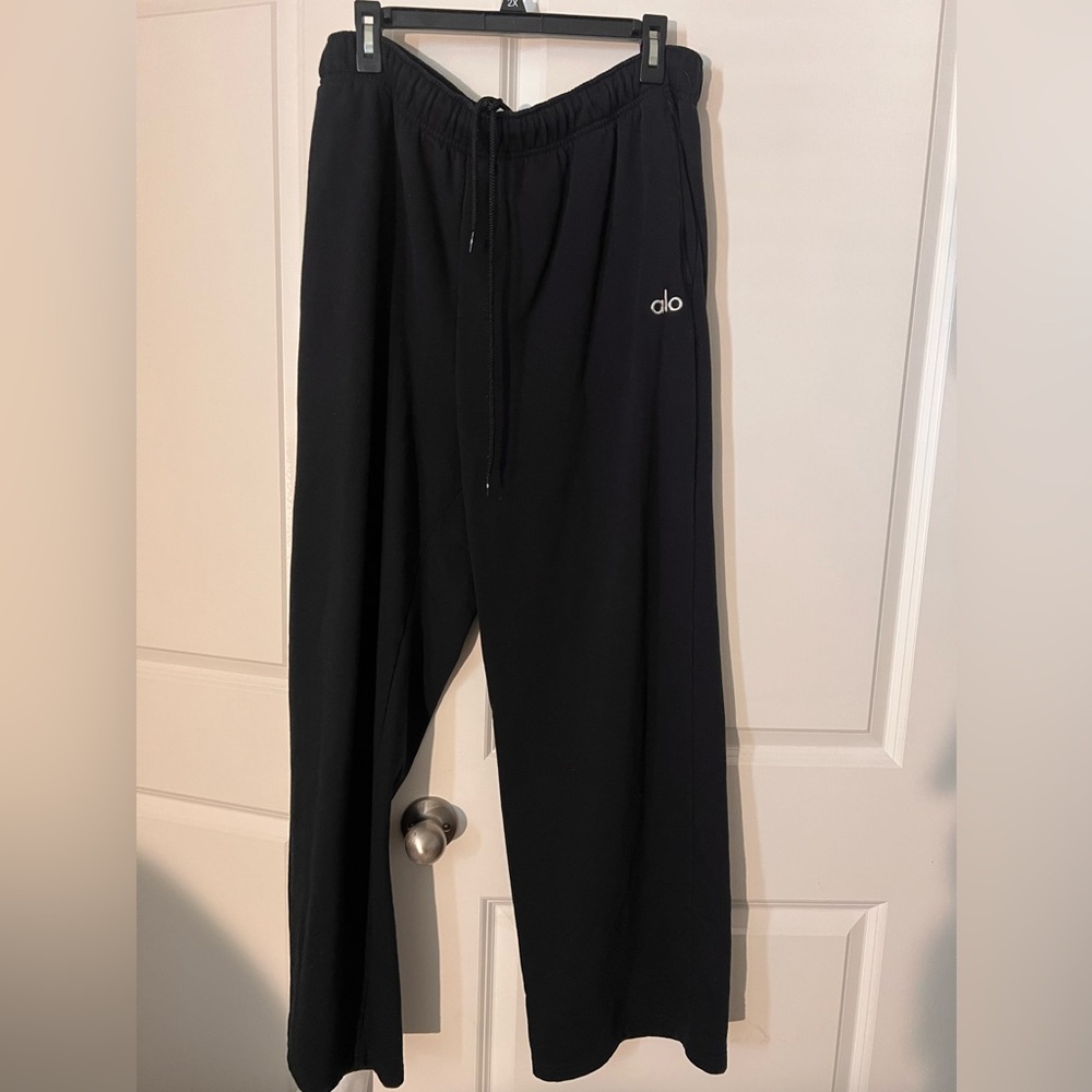 Alo Black
Accolade crewneck cropped sweatshirt
Accolade straight leg sweatpants - Picture 2 of 6